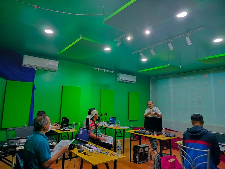 Sesi pembelajaran bersama semua peserta. William J. Thaddeus dua dari kiri hadapan. Image